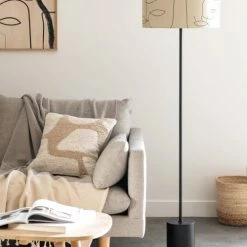 Maisons Du Monde Lampadaires Lampadaire En Métal Noir, Bois D'acacia Et Abat-jour En Coton écru à Motifs Visages H145 -Éclairage Soldes 2024 lampadaire en metal noir bois d acacia et abat jour en coton ecru a motifs visages h145 1000 2 21 221257 3